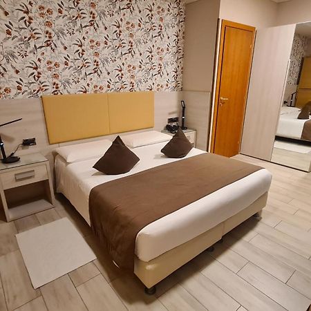Hotel Lenotel Buitenkant foto