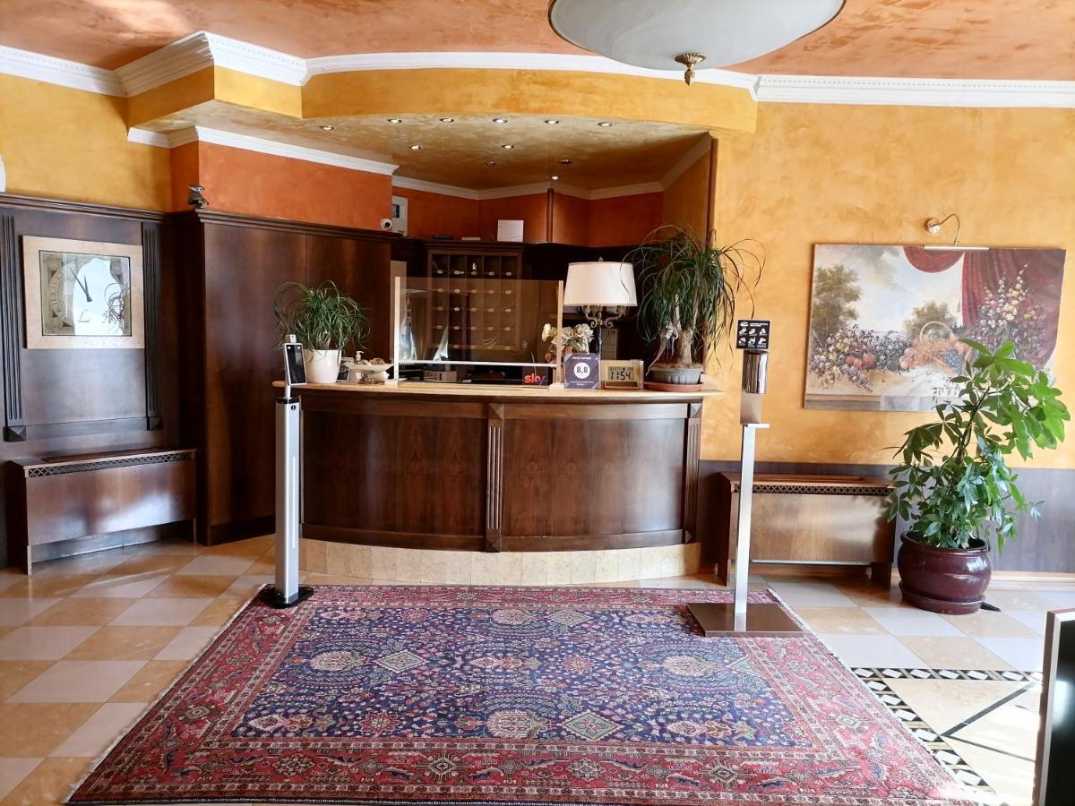 Hotel Lenotel Buitenkant foto