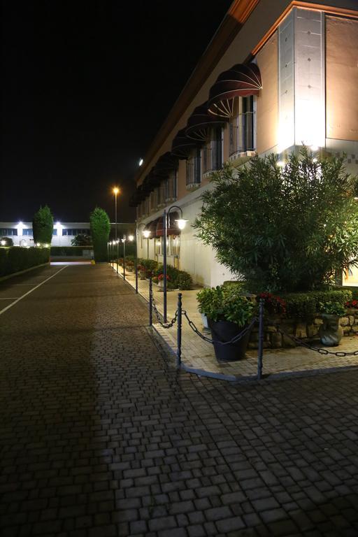 Hotel Lenotel Buitenkant foto