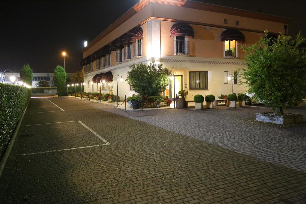 Hotel Lenotel Buitenkant foto