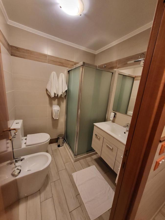Hotel Lenotel Buitenkant foto