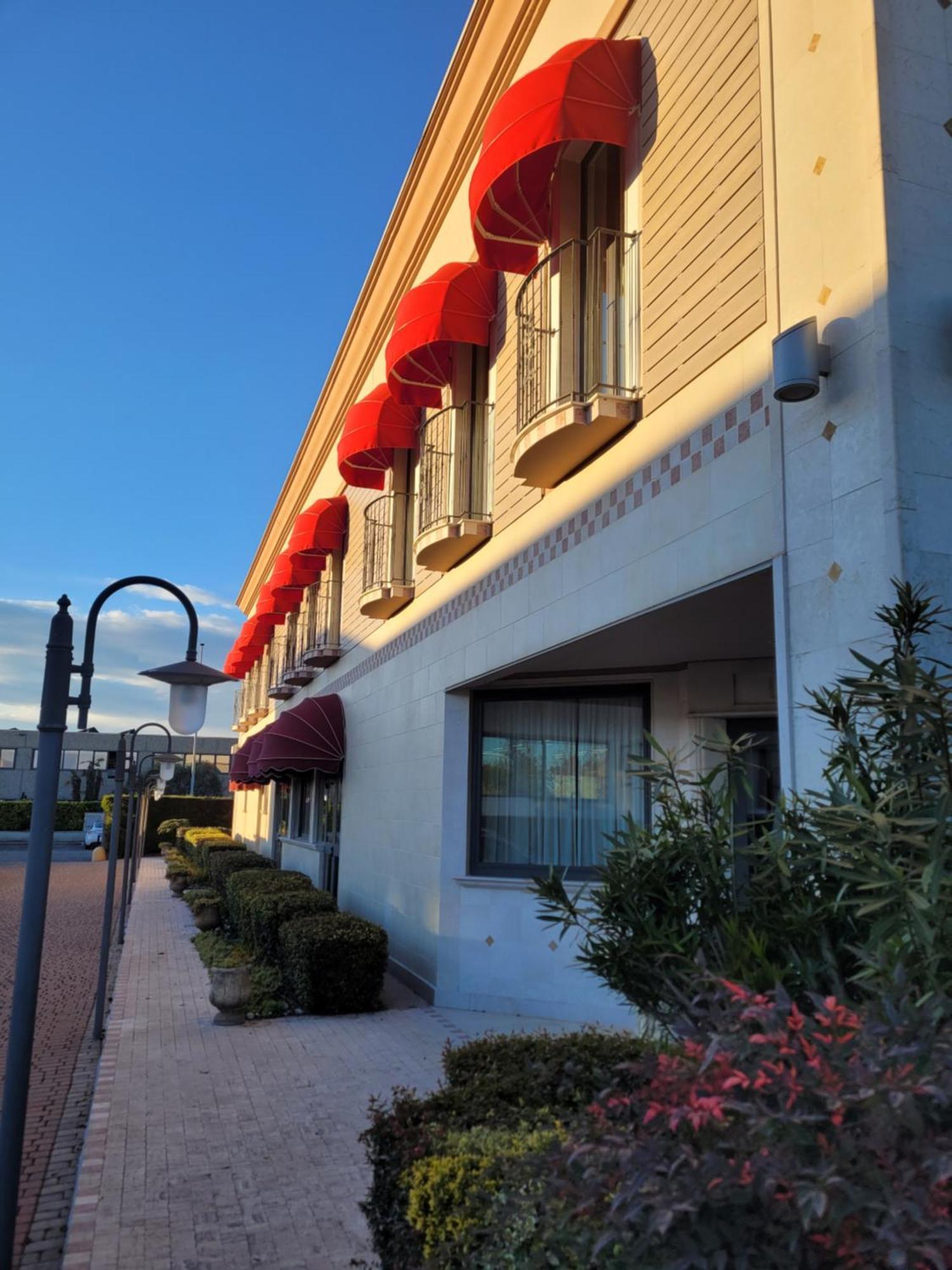 Hotel Lenotel Buitenkant foto