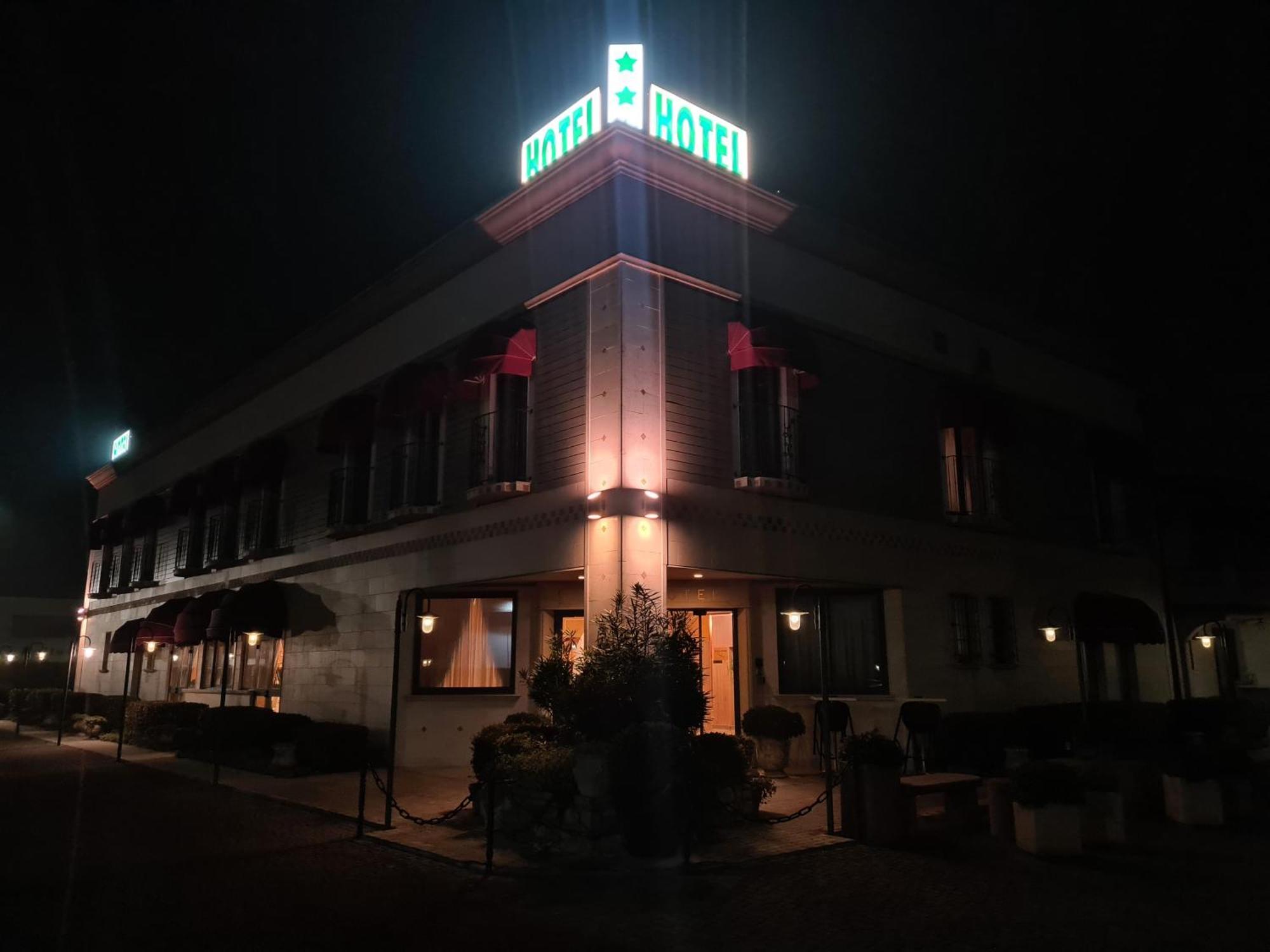 Hotel Lenotel Buitenkant foto