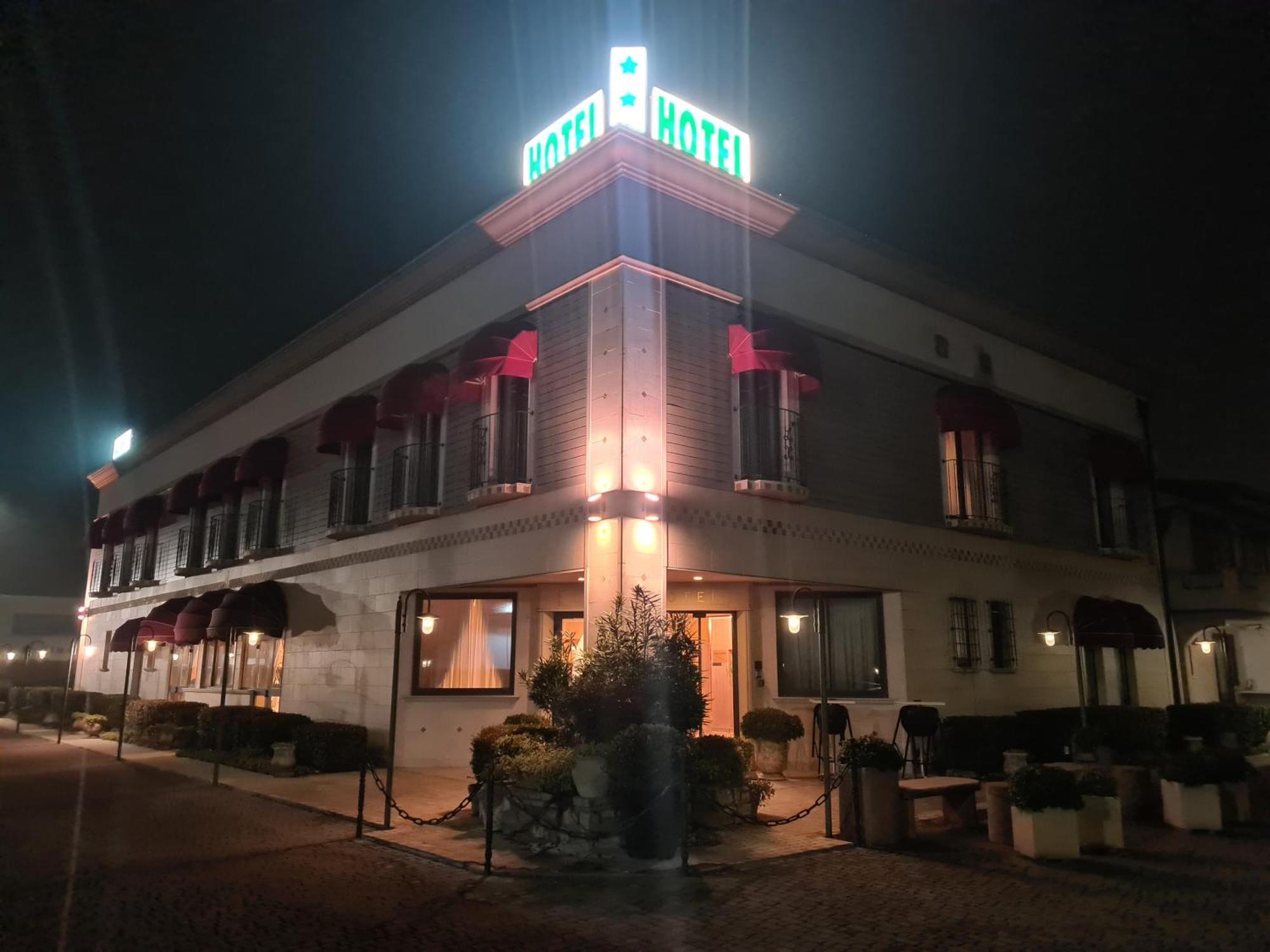 Hotel Lenotel Buitenkant foto