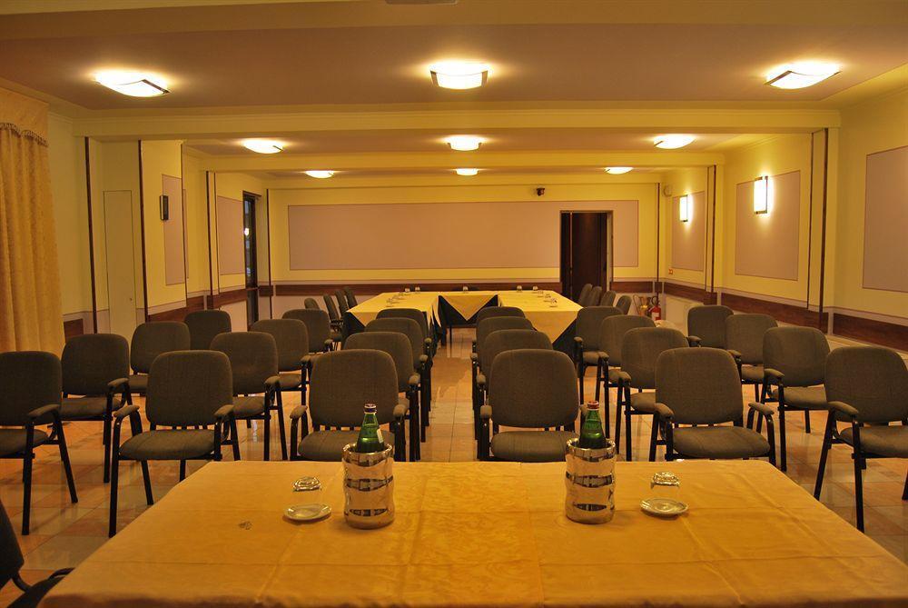 Hotel Lenotel Buitenkant foto
