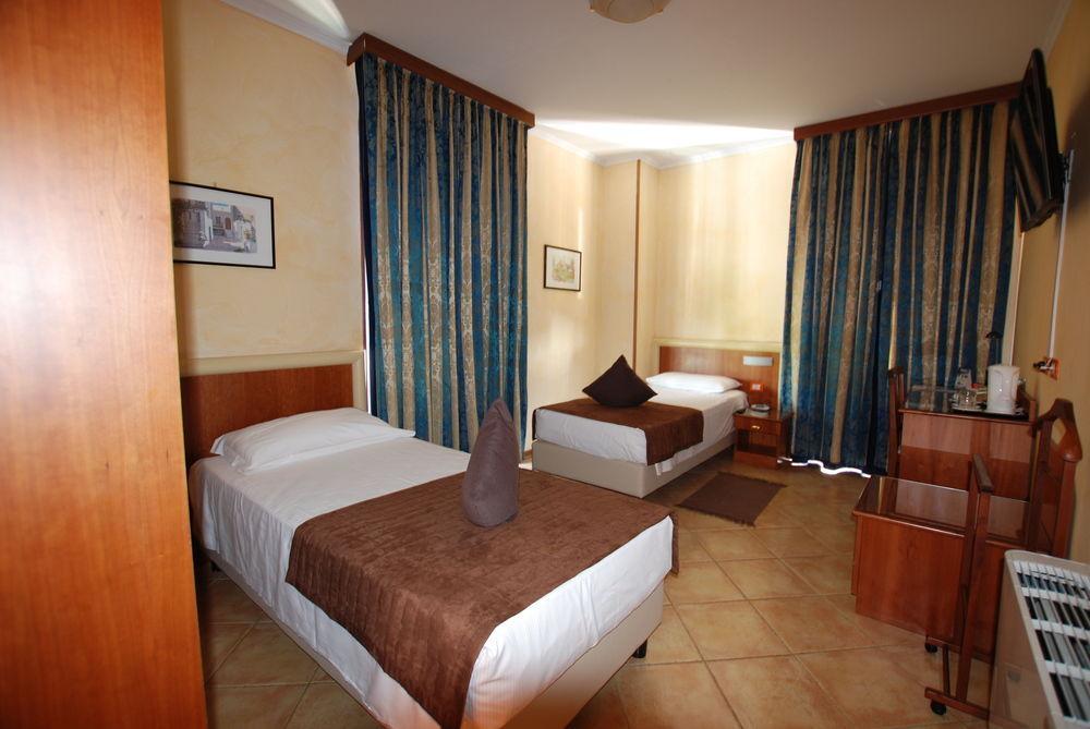 Hotel Lenotel Buitenkant foto