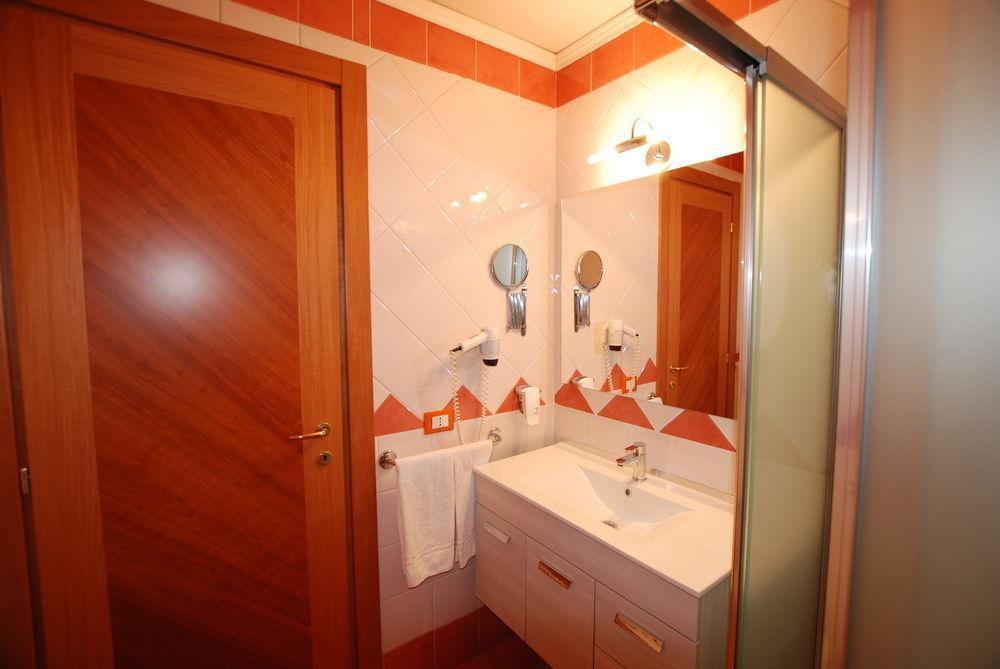 Hotel Lenotel Buitenkant foto