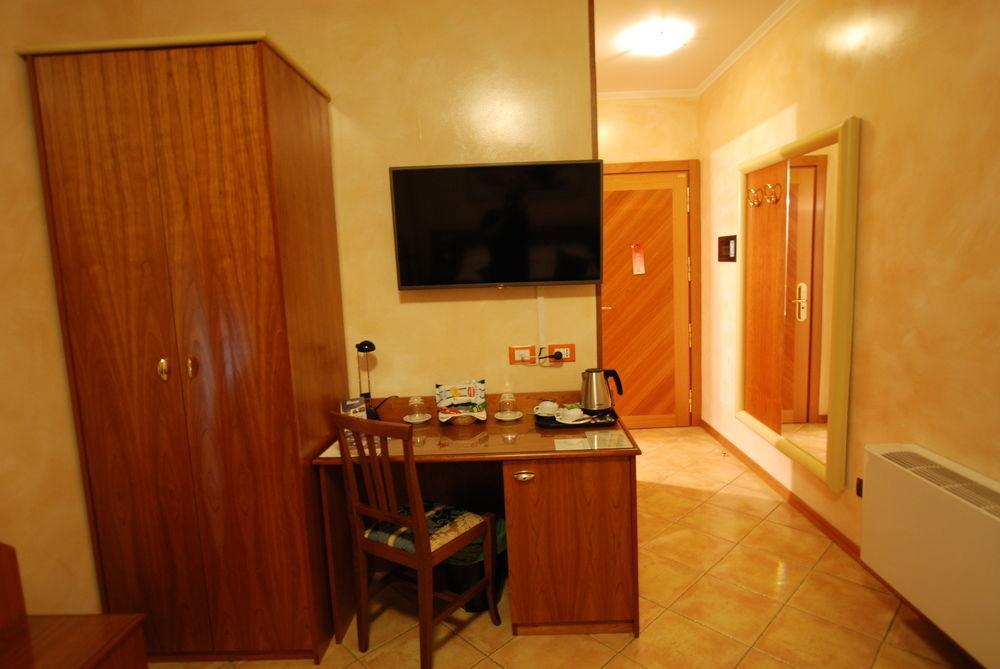 Hotel Lenotel Buitenkant foto