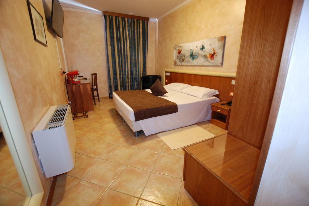 Hotel Lenotel Buitenkant foto