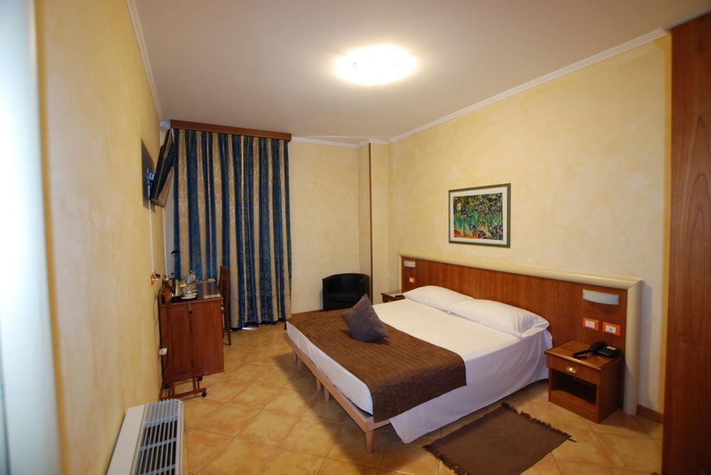 Hotel Lenotel Buitenkant foto