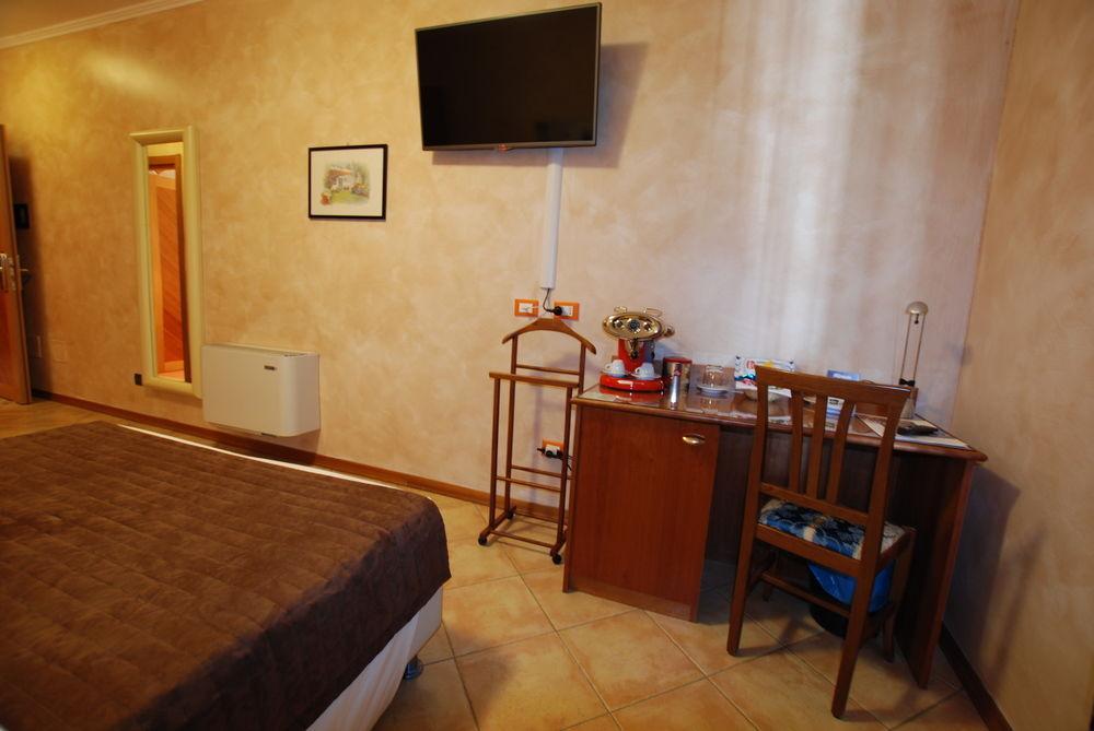 Hotel Lenotel Buitenkant foto