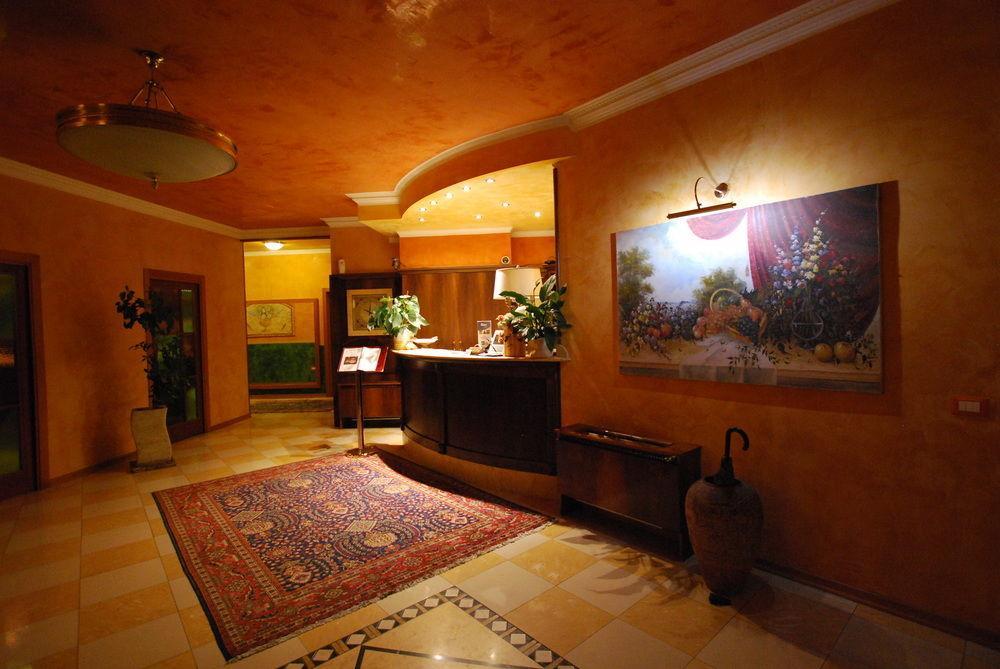 Hotel Lenotel Buitenkant foto
