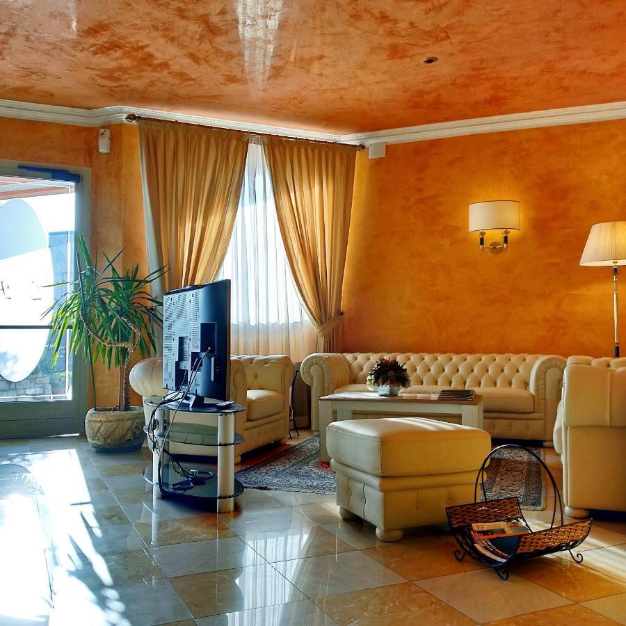 Hotel Lenotel Buitenkant foto